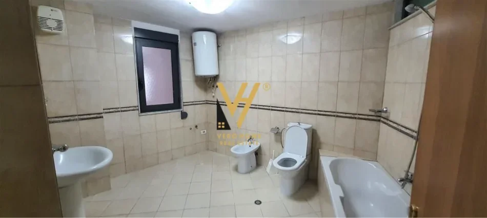 Tirane, jepet me qera zyre Kati 1, 160 m² 1.300 € (QENDER)