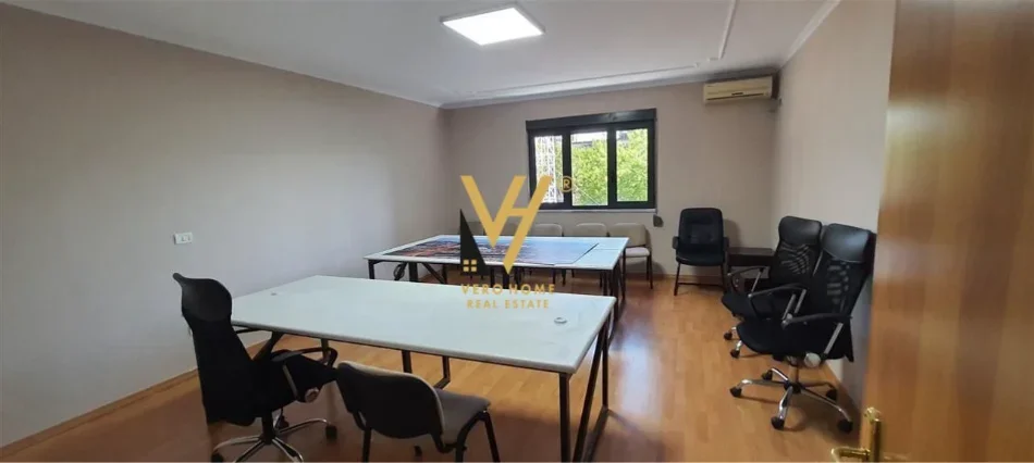 Tirane, jepet me qera zyre Kati 1, 160 m² 1.300 € (QENDER)