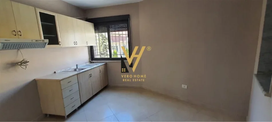 Tirane, jepet me qera zyre Kati 1, 160 m² 1.300 € (QENDER)