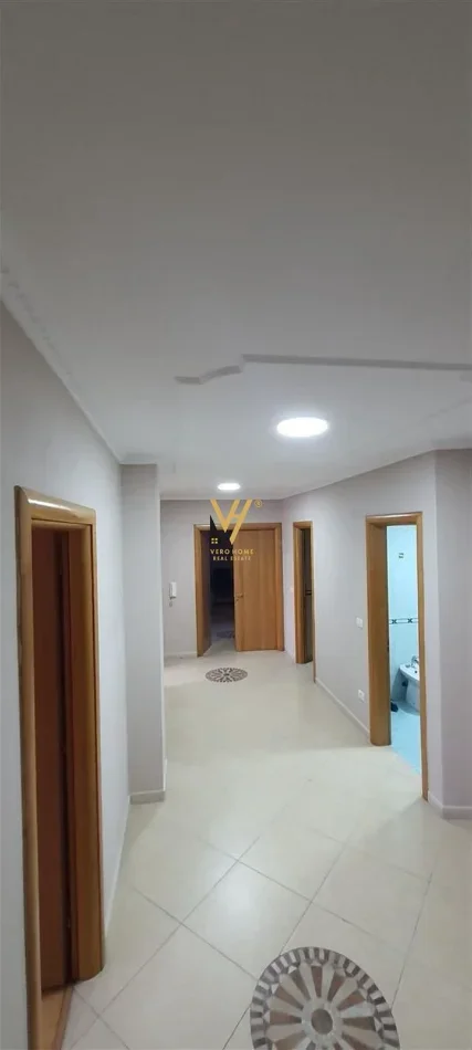 Tirane, jepet me qera zyre Kati 1, 160 m² 1.300 € (QENDER)