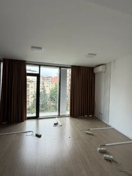 Tirane, jepet me qera zyre Kati 3, 65 m² 1.000 € (LAKE VIEW)
