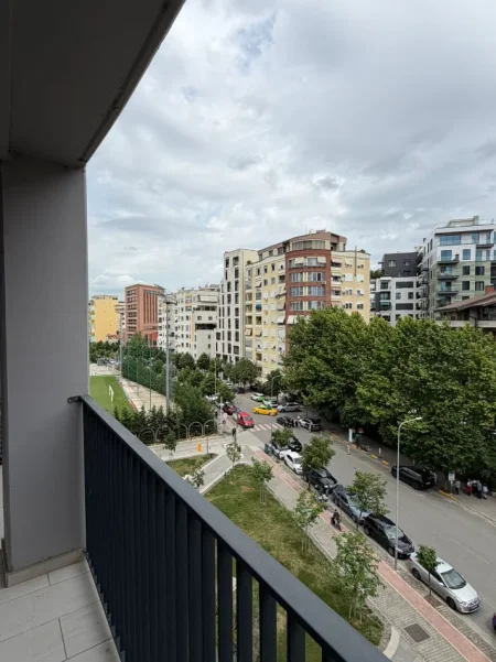 Tirane, jepet me qera zyre Kati 3, 65 m² 1.000 € (LAKE VIEW)