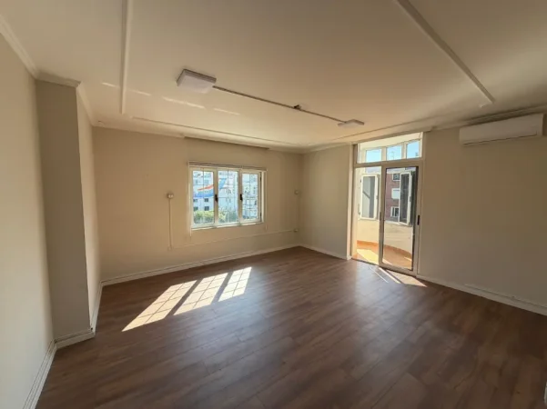 Tirane, jepet me qera ambjent biznesi Kati 4, 178 m² 1.800 € (Sheshi Willson)