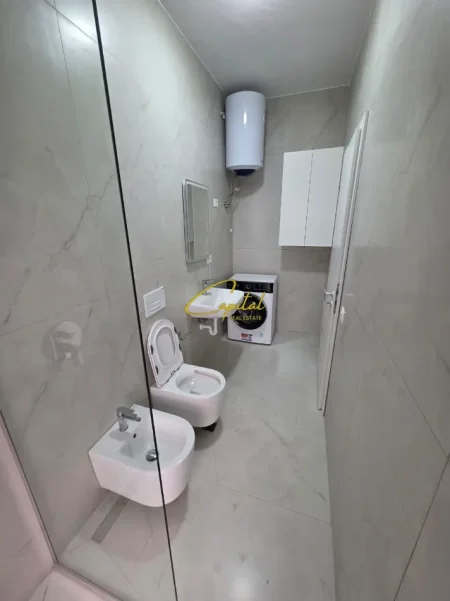 Tirane, jepet me qera apartament 2+1 Kati 8, 75 m² 520 € (ALI DEMI)