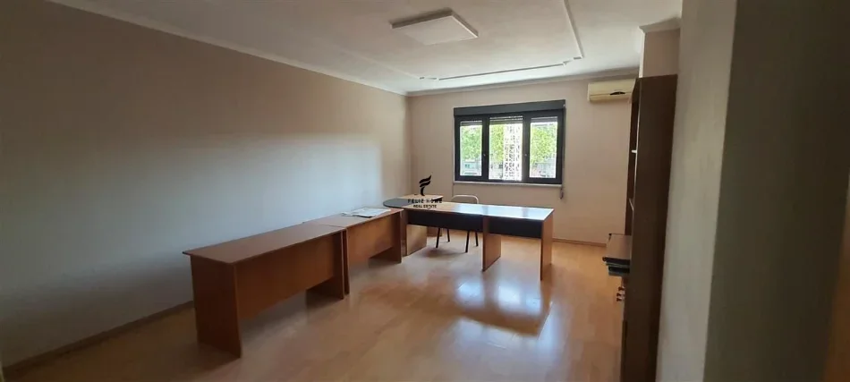 Tirane, jepet me qera zyre Kati 3, 160 m² 1.300 € (RRUGA E KAVAJES)
