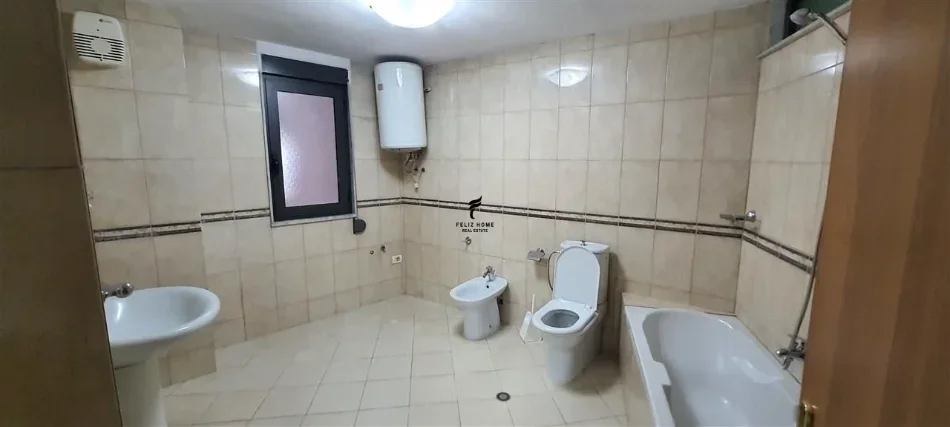 Tirane, jepet me qera zyre Kati 3, 160 m² 1.300 € (RRUGA E KAVAJES)