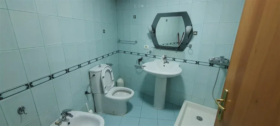 Tirane, jepet me qera zyre Kati 3, 160 m² 1.300 € (RRUGA E KAVAJES)