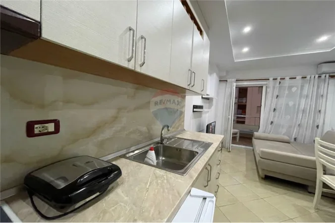 Vlore - Lungomare, jepet me qera apartament 1+1 Kati 5, 60 m² 335 € (Lungomare, Vlorë)