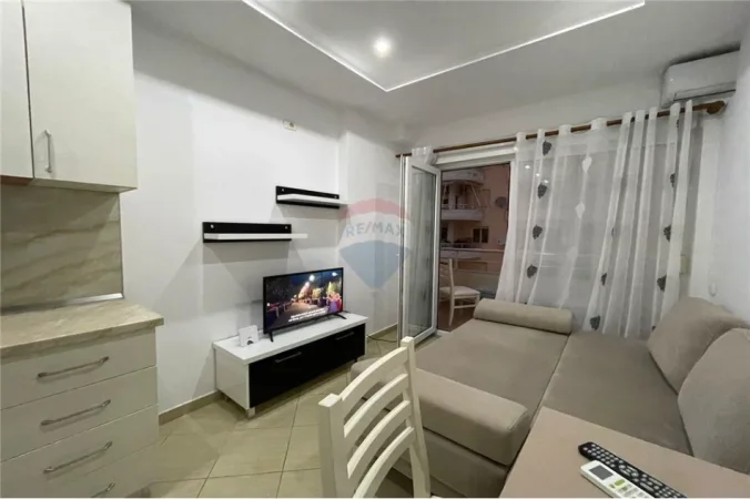 Vlore - Lungomare, jepet me qera apartament 1+1 Kati 5, 60 m² 335 € (Lungomare, Vlorë)