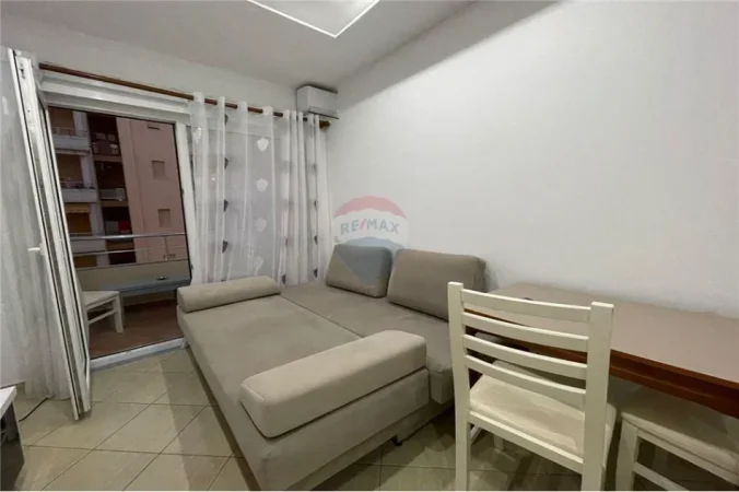 Vlore - Lungomare, jepet me qera apartament 1+1 Kati 5, 60 m² 335 € (Lungomare, Vlorë)