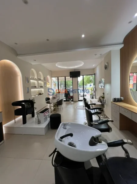 Tirane, jepet me qera ambjent biznesi , 45 m² 1.200 € (Square 21)