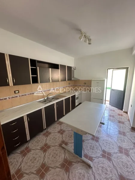 Durres, jepet me qera shtepi 3+1+Aneks+Ballkon Kati 2, 130 m² 450 € (Durres)
