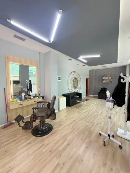 Tirane, jepet me qera dyqan , 47 m² 1.100 € (komuna e parisit)