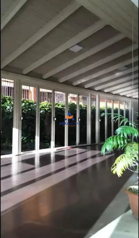 Tirane, shitet dyqan Kati 0, 216 m² 649.500 € 