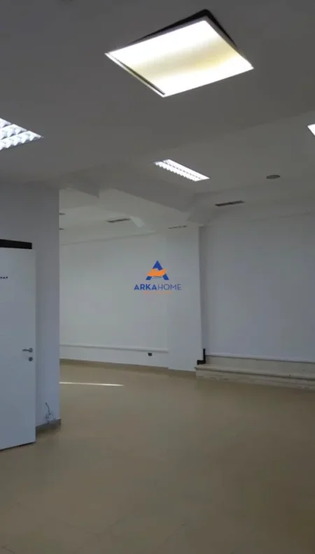 Tirane, shitet dyqan Kati 0, 216 m² 649.500 € 