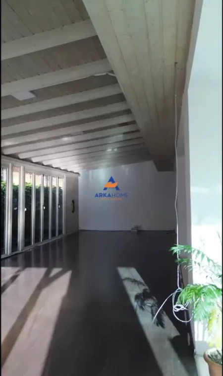 Tirane, shitet dyqan Kati 0, 216 m² 649.500 € 