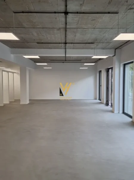 Tirane, jepet me qera dyqan Kati 0, 200 m² 4.000 € (KOMUNA E PARISIT)