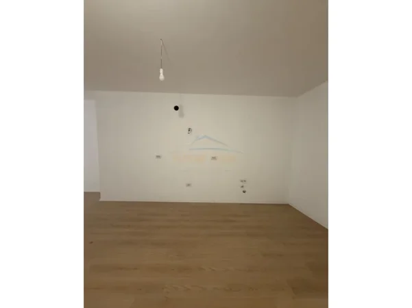 Tirane, shitet apartament 1+1 Kati 3, 101 m² 110.000 € (Kombinat)
