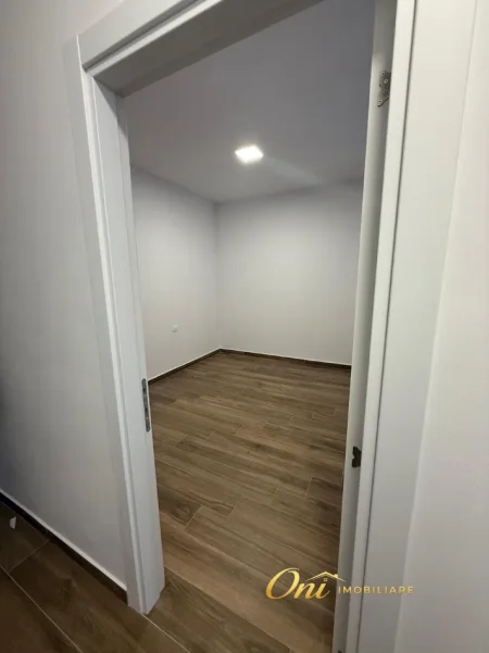 Tirane, jepet me qera zyre Kati 3, 133 m² 65.000 € (FARMACIA 10)