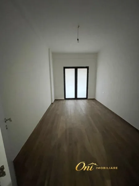 Tirane, jepet me qera zyre Kati 3, 133 m² 65.000 € (FARMACIA 10)
