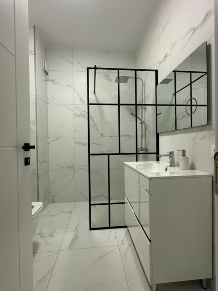 Tirane, jepet me qera dyqan Kati 6, 64 m² 700 € (Vasil Shanto)