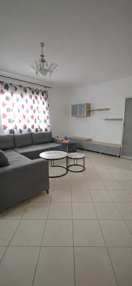 Tirane, jepet me qera ambjent biznesi Kati 2, 120 m² 1.000 € (TIRANA E RE)