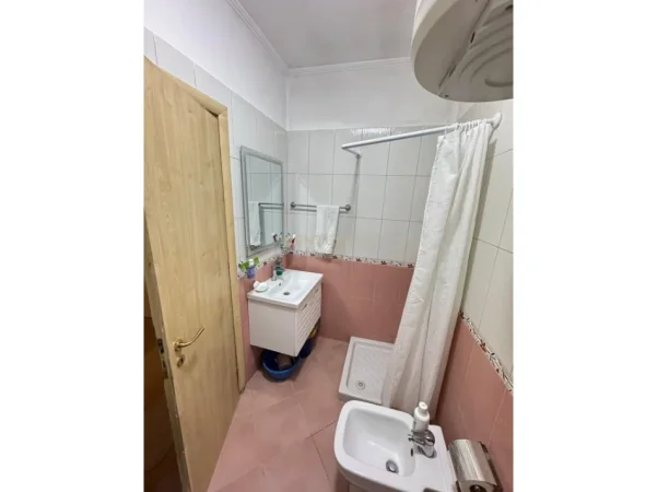 Tirane, jepet me qera apartament 2+1 Kati 4, 80 m² 450 € (Astir)