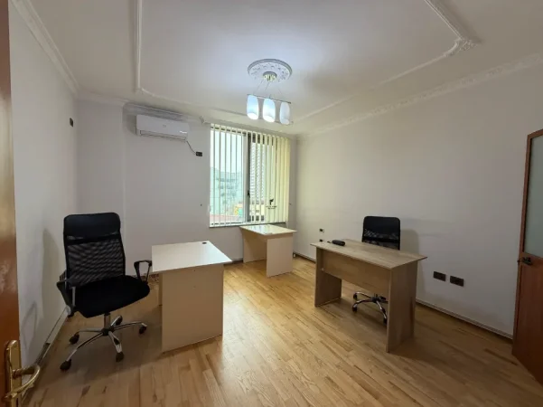 Tirane, jepet me qera zyre Kati 5, 108 m² 850 € (QENDER)