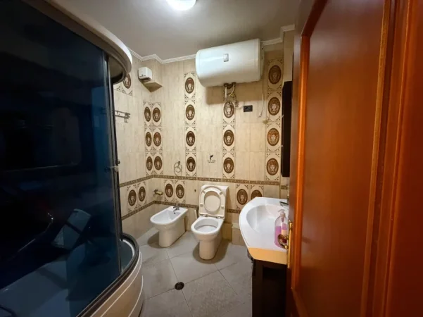 Tirane, jepet me qera zyre Kati 5, 108 m² 850 € (QENDER)