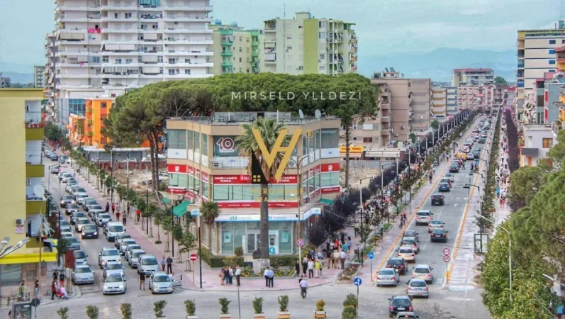 Fier, jepet me qera dyqan Kati 0, 120 m² 250 € (FIER)
