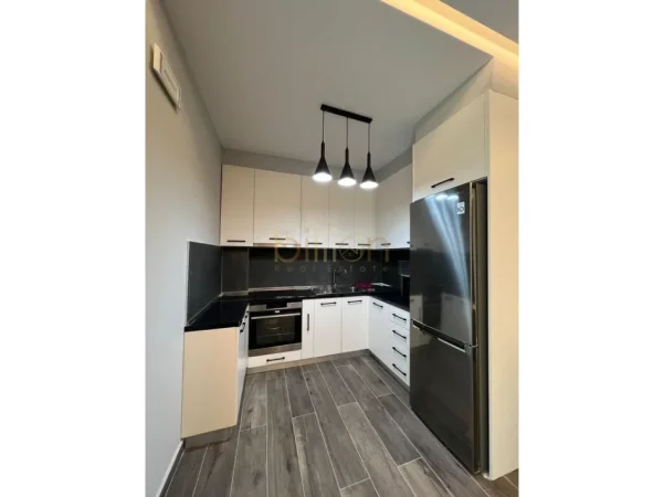 Tirane, jepet me qera 1+1 , 71 m² 800 €