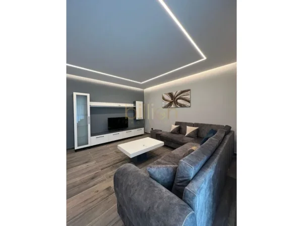 Tirane, jepet me qera 1+1 , 71 m² 800 €