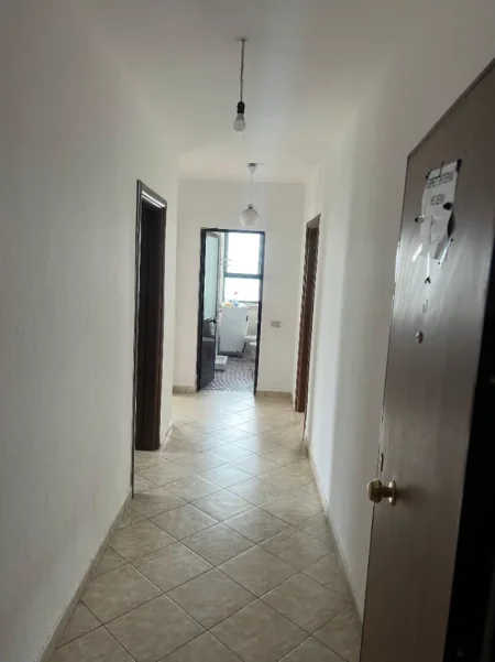 Durres, jepet me qera apartament 1+1+Ballkon Kati 5, 82 m² 300 € (stadiumi)