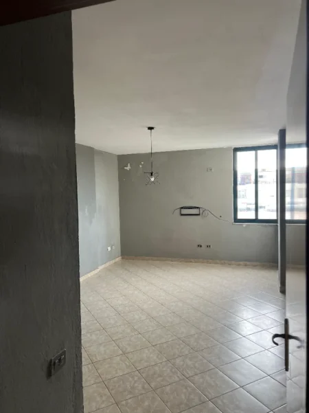 Durres, jepet me qera apartament 1+1+Ballkon Kati 5, 82 m² 300 € (stadiumi)