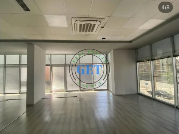 Durres, jepet me qera ambjent biznesi Kati 2, 200 m² 2.200 € (Bashkia)
