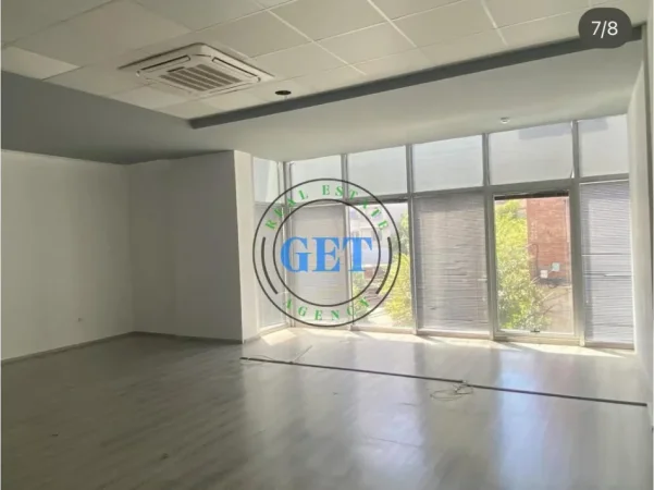 Durres, jepet me qera ambjent biznesi Kati 2, 200 m² 2.200 € (Bashkia)