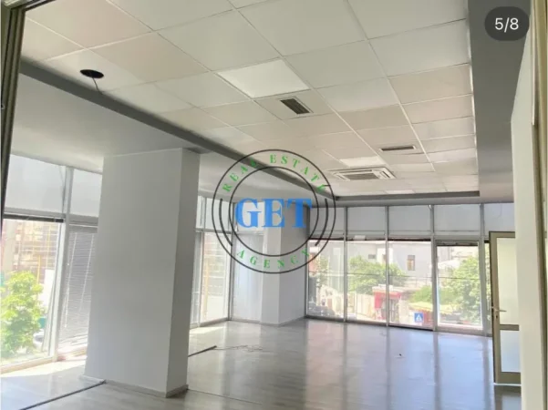 Durres, jepet me qera ambjent biznesi Kati 2, 200 m² 2.200 € (Bashkia)