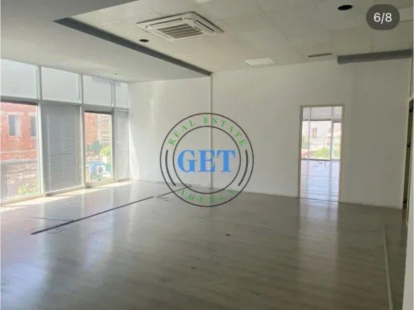 Durres, jepet me qera ambjent biznesi Kati 2, 200 m² 2.200 € (Bashkia)