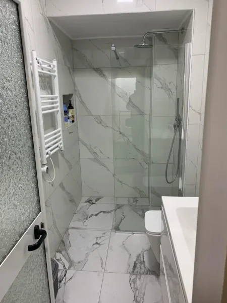 Tirane, jepet me qera apartament 1+1 , 50 € (Qsut)