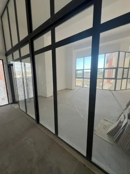 Tirane, jepet me qera zyre Kati 1, 180 m² 1.000 € (ASTIR)