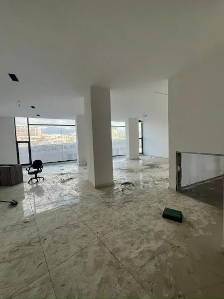 Tirane, jepet me qera zyre Kati 1, 180 m² 1.000 € (ASTIR)