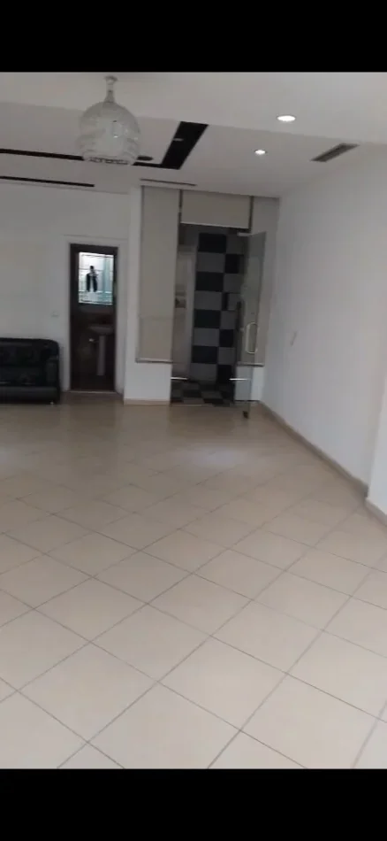 Tirane, jepet me qera zyre Kati 1, 90 m² 600 € (ASTIR)