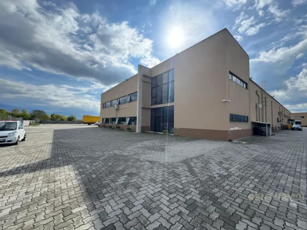 Tirane, shitet aktivitet biznesi Kati 0, 4.700 m² 4.000.000 € (Berxulle)