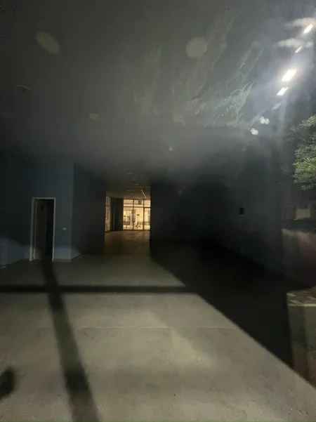 Tirane, jepet me qera dyqan Kati 0, 140 m² 1.000 € (BULEVARDI DONALD TRUMP)