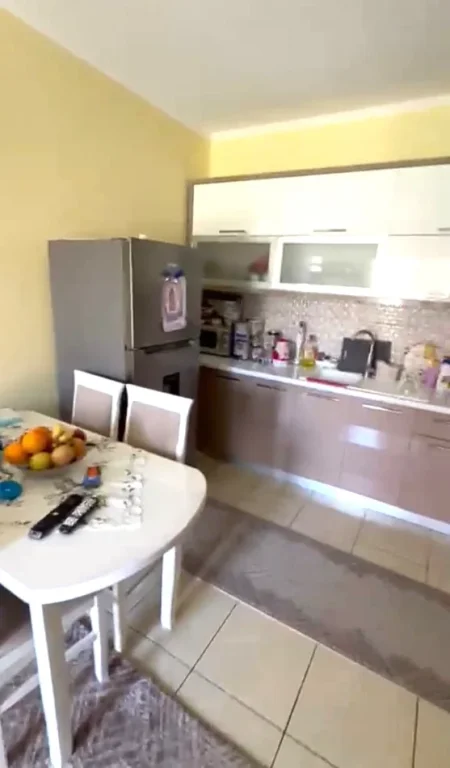 Jepet me qera apartament 1+1 , 400 € ne Astir