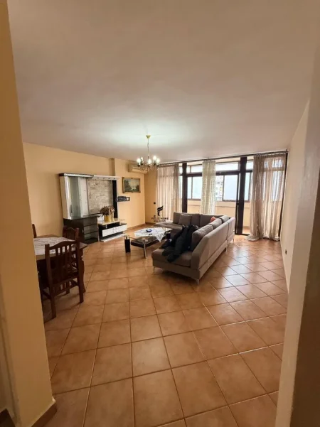 Tirane, jepet me qera apartament 2+1 Kati 10, 120 m² 600 € (RRUGA E KAVAJES)