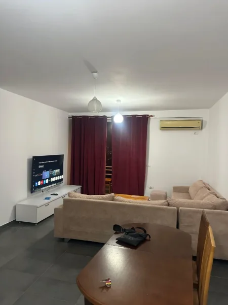 Tirane, jepet me qera apartament 1+1+Ballkon Kati 5, 75 m² 400 € (Shkoze)