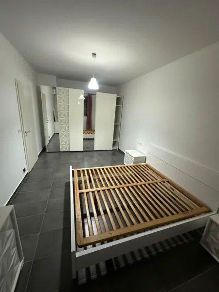 Tirane, jepet me qera apartament 1+1+Ballkon Kati 5, 75 m² 400 € (Shkoze)
