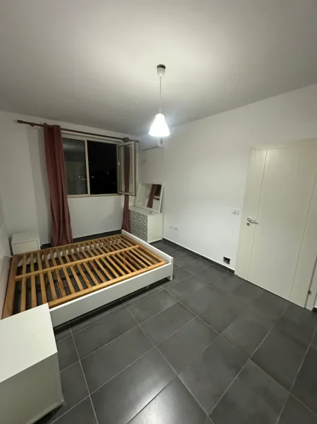 Tirane, jepet me qera apartament 1+1+Ballkon Kati 5, 75 m² 400 € (Shkoze)