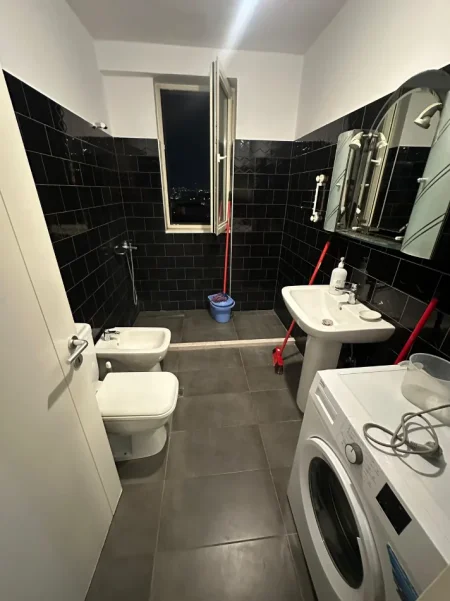 Tirane, jepet me qera apartament 1+1+Ballkon Kati 5, 75 m² 400 € (Shkoze)